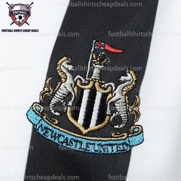 the logo details of Newcastle Home Kid Football Shirt 2023/24